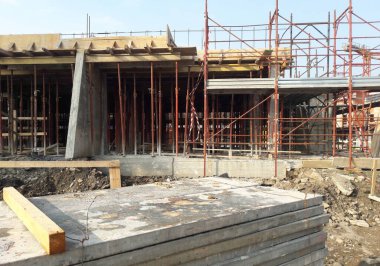 Sonbaharda inşaat sahasında çalışma devam ediyor.