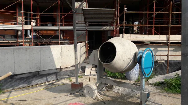 Sonbaharda inşaat sahasında çalışma devam ediyor.