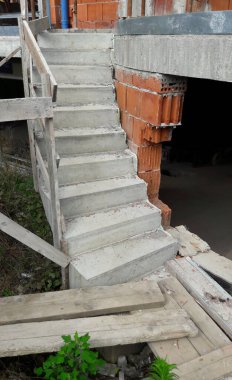 Sonbaharda inşaat sahasında çalışma devam ediyor.