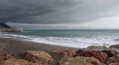 Gökyüzü ve bulutlar bir kış günü denizde