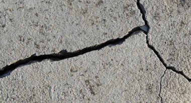 Duvarda çatlaklar, deprem hasarı.