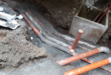 İnşaat alanındaki egzoz sistemleri üzerinde çalışmalar sürüyor.