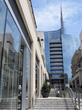 Modern şehir merkezinde granit merdiven.