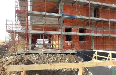 Sonbaharda inşaat sahasında çalışma devam ediyor.