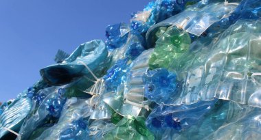 Plastik bir dağdan yapılan yasadışı çöplük.