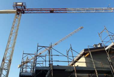 Sonbaharda inşaat sahasında çalışma devam ediyor.