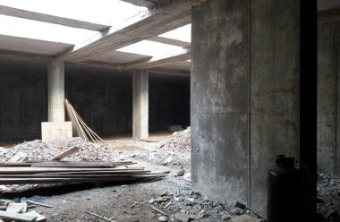 Sonbaharda inşaat sahasında çalışma devam ediyor.