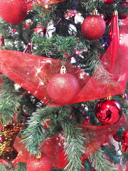 Árvore Natal Decorada Com Bolas Decorações — Fotografia de Stock