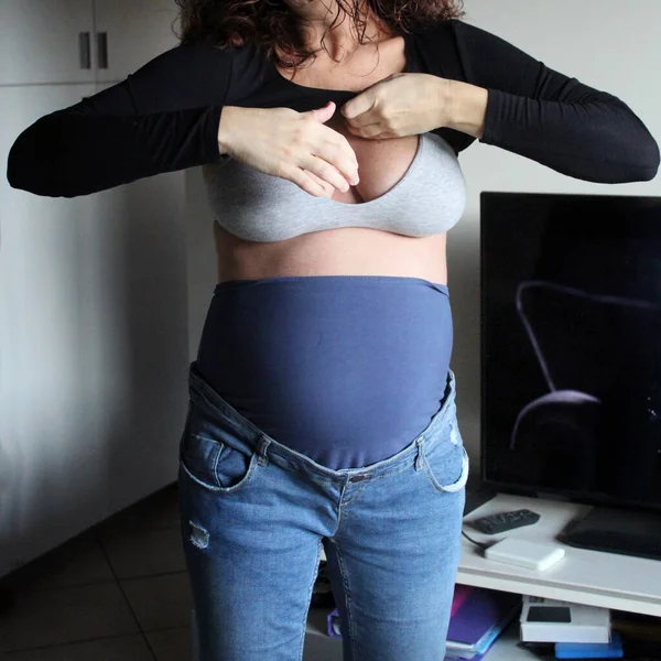 Mulher Grávida Esperando Seu Bebê Com Muito Amor — Fotografia de Stock