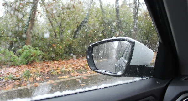 Achteruitkijkspiegel Van Auto Rijden Tijdens Een Sneeuwval Het Platteland — Stockfoto