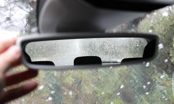 Espejo Retrovisor Del Coche Conduciendo Durante Una Nevada Campo Imágenes De Stock Sin Royalties Gratis