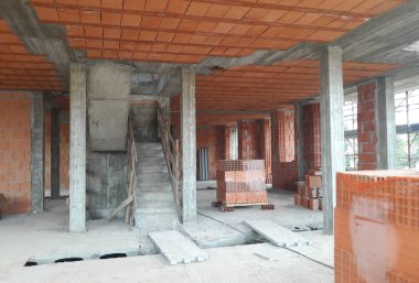 Sonbaharda inşaat sahasında çalışma devam ediyor.