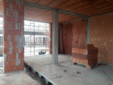 Sonbaharda inşaat sahasında çalışma devam ediyor.