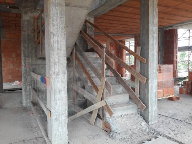 Sonbaharda inşaat sahasında çalışma devam ediyor.