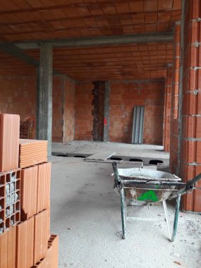 Sonbaharda inşaat sahasında çalışma devam ediyor.