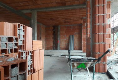 Sonbaharda inşaat sahasında çalışma devam ediyor.