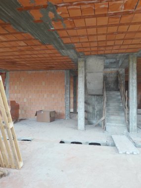 Sonbaharda inşaat sahasında çalışma devam ediyor.