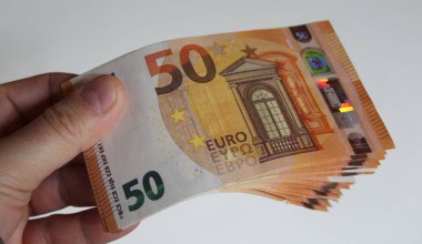 50 avroluk banknotlar saymak - zenginlik