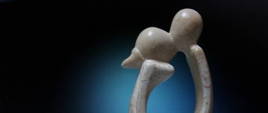 Aşk öpücüğü - taş heykel