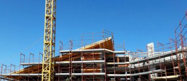 İlkbaharda inşaat sahasında çalışma devam ediyor - iş.