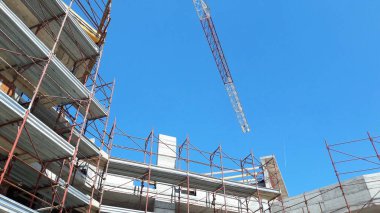 İlkbaharda inşaat sahasında çalışma devam ediyor - iş.