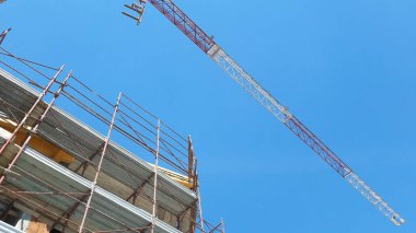 İlkbaharda inşaat sahasında çalışma devam ediyor - iş.