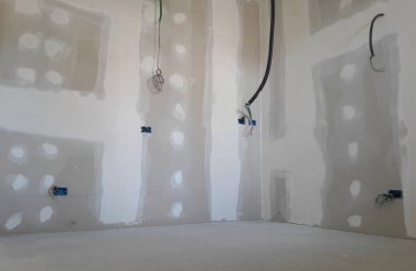 İnşaat sahasında çalışma sürüyor - sıva duvarların inşaatı