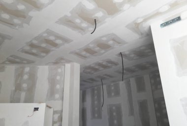 İnşaat sahasında çalışma sürüyor - sıva duvarların inşaatı