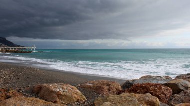 Gökyüzü ve bulutlar bir kış günü denizde