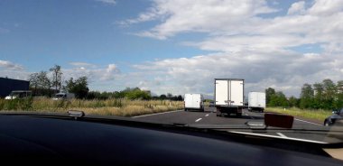 Turizm ya da iş için otoyolda seyahat etmek