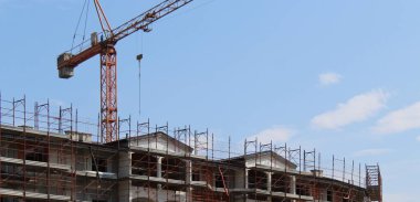 İlkbaharda inşaat sahasında çalışma devam ediyor - iş.