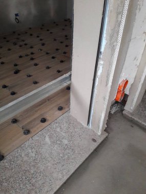 İlkbaharda inşaat sahasında çalışma devam ediyor - iş.