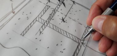 Mühendis atölyesinde serbest tasarım yapıyor.