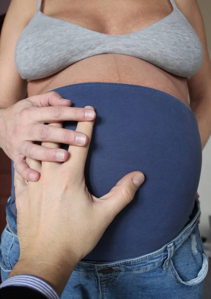 Gravid Kvinna Väntar Sitt Älskade Barn — Stockfoto