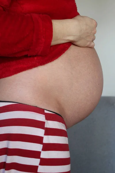 最愛の赤ん坊を期待している妊婦 — ストック写真