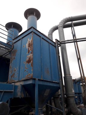 Şehirdeki fabrika bacalarını kirletiyor.