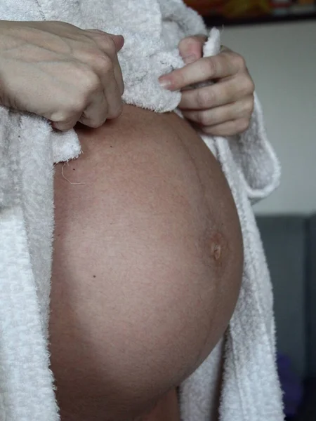 Bauch Einer Schwangeren Frau Die Ihr Geliebtes Baby Erwartet — Stockfoto
