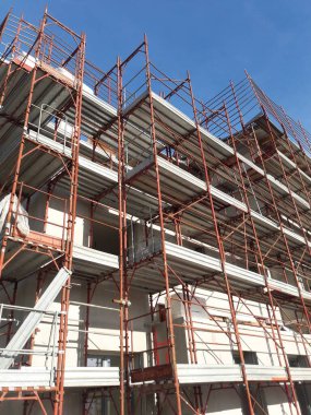 İlkbaharda inşaat sahasında çalışma devam ediyor - iş.