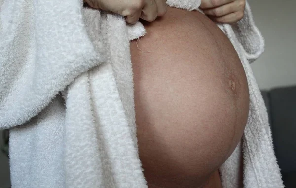 Bauch Einer Schwangeren Frau Die Ihr Geliebtes Baby Erwartet — Stockfoto