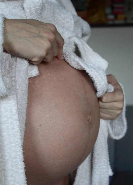 Barriga Uma Mulher Grávida Esperando Seu Bebê Amado — Fotografia de Stock