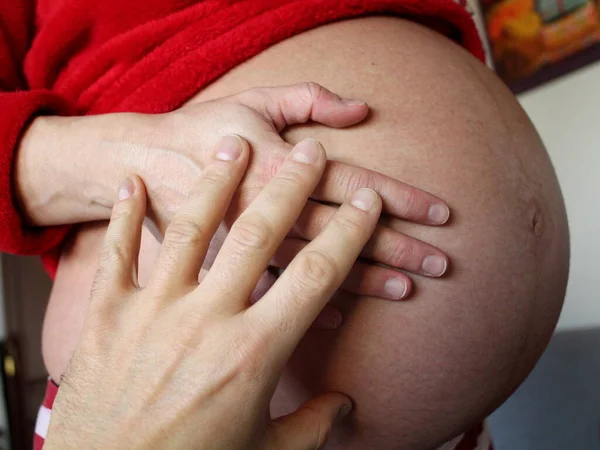 Belly Gravid Kvinna Som Väntar Sitt Älskade Barn — Stockfoto