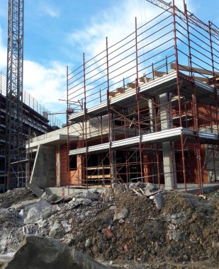 İlkbaharda inşaat sahasında çalışma devam ediyor - iş.