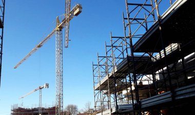 İlkbaharda inşaat sahasında çalışma devam ediyor - iş.