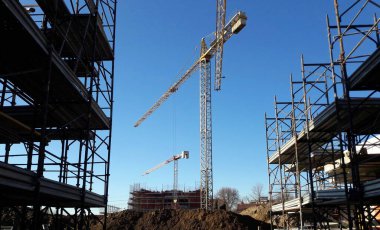 İlkbaharda inşaat sahasında çalışma devam ediyor - iş.