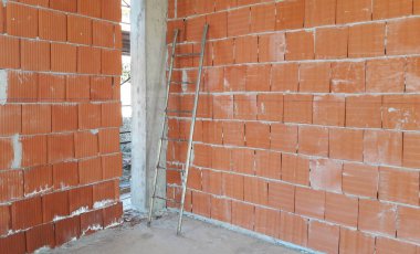 İlkbaharda inşaat sahasında çalışma devam ediyor - iş.