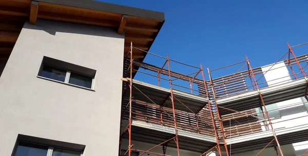 İlkbaharda inşaat sahasında çalışma devam ediyor - iş.