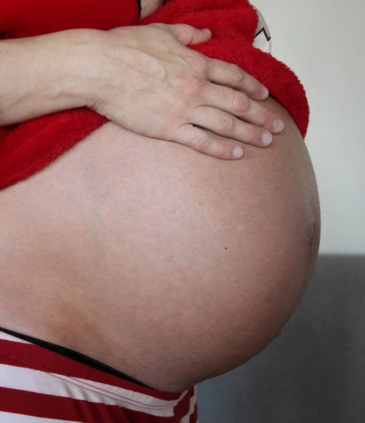 Bauch Einer Schwangeren Frau Die Ihr Geliebtes Baby Erwartet — Stockfoto