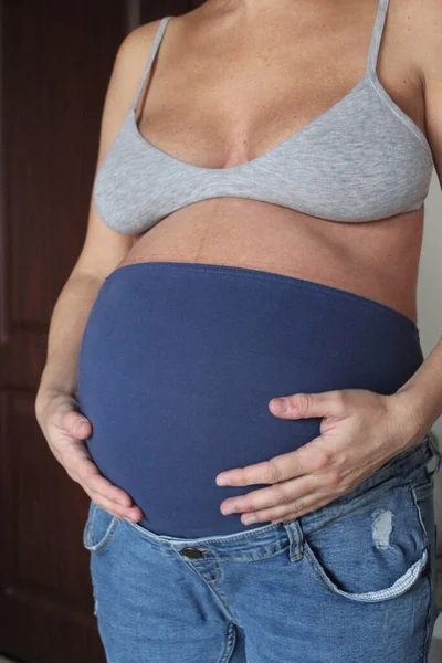 Hamile Bir Kadın Bebeğini Sevgiyle Bekliyor — Stok fotoğraf