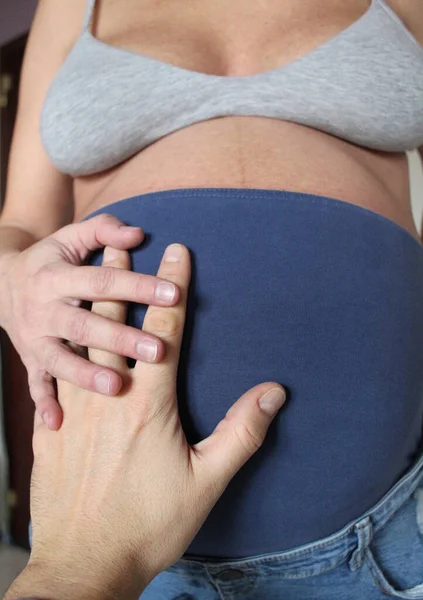 Беременная Женщина Ждет Своего Ребенка Большой Любовью — стоковое фото