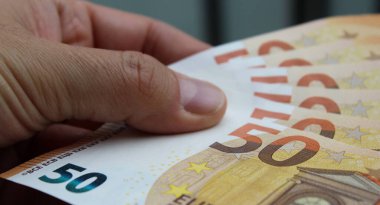 50 avroluk banknotlar saymak - zenginlik